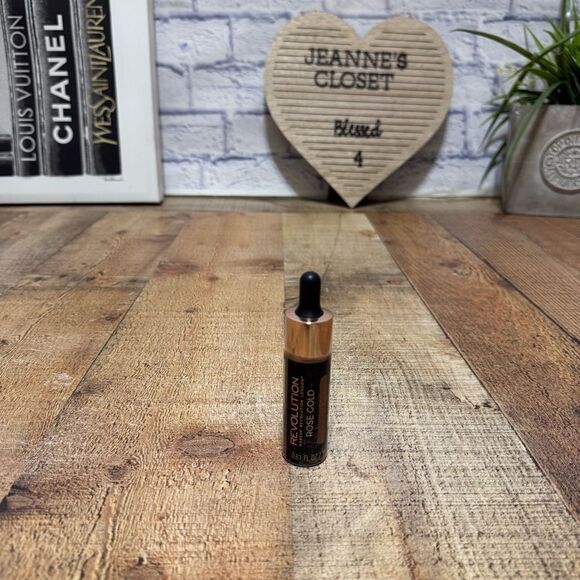 Makeup Revolution Liquid Highlighter Rose Gold New. 
Sealed unused - Picture 3 of 4